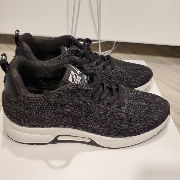 Conzuri CR Cloud V2 Black and White Running Shoes Womens 9.5. - Picture 1 of 12